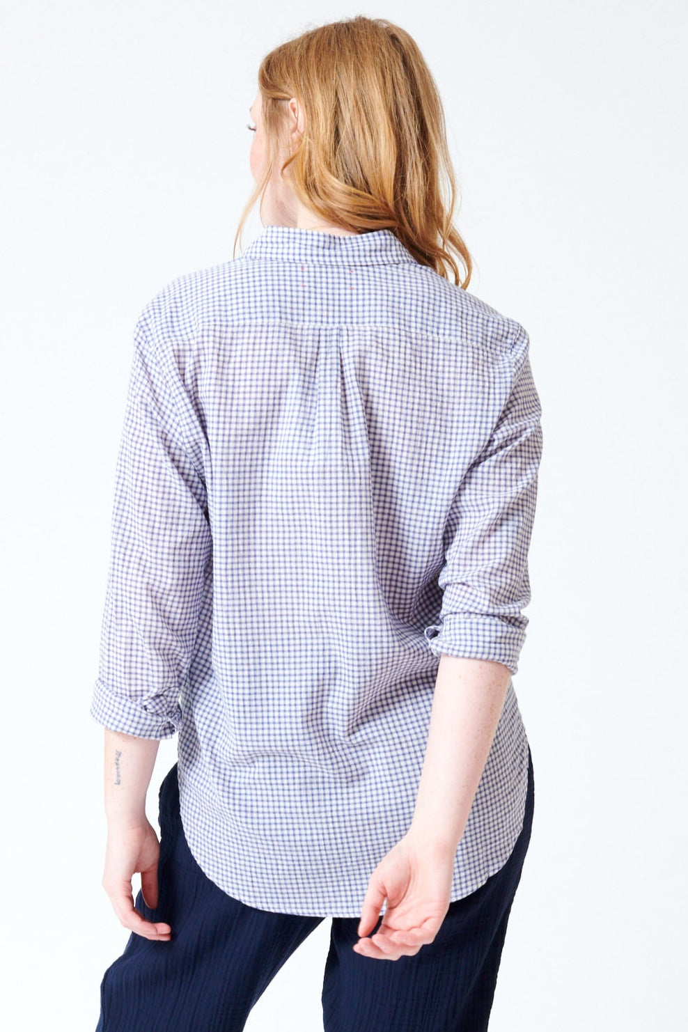 Waverly wearing Xirena Beau Shirt rear view