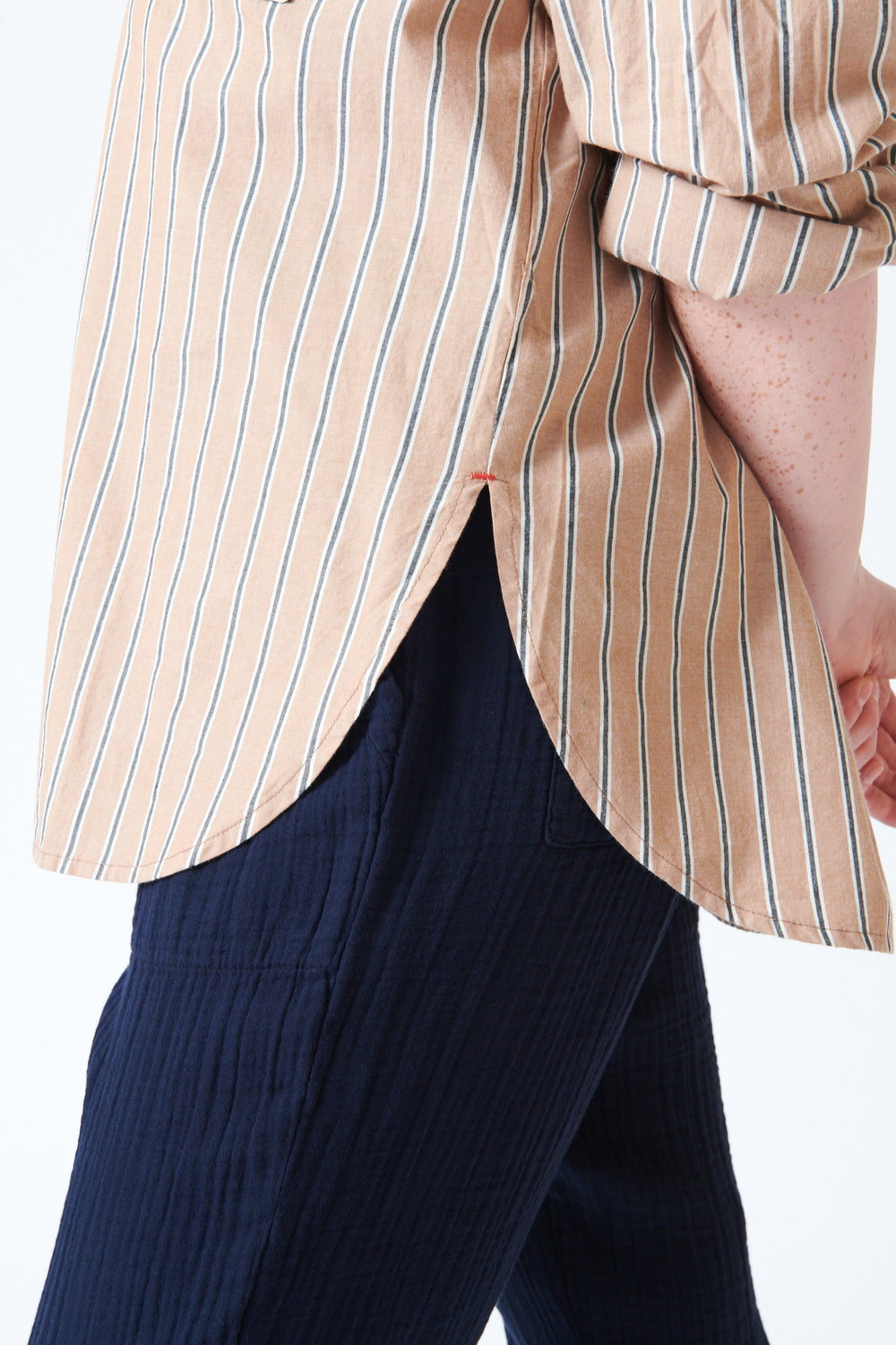 Waverly wearing Xirena Sydney Shirt detail view