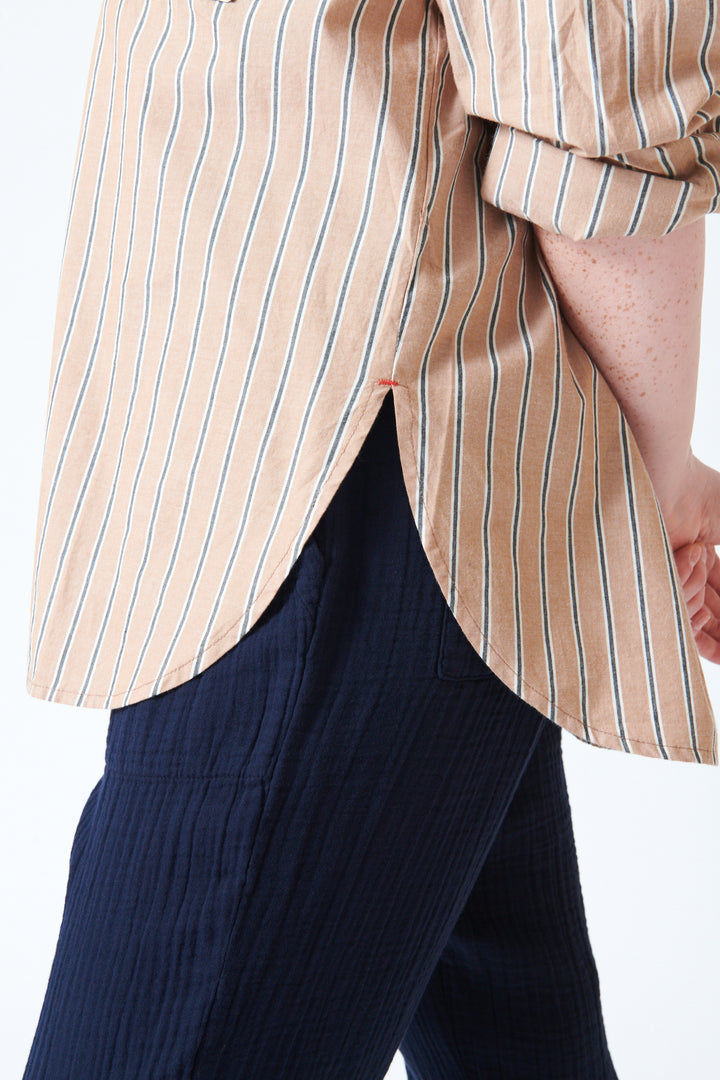 Waverly wearing Xirena Sydney Shirt detail view