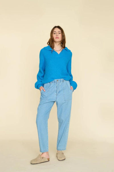 Front view of model wearing skylark/light blue denim pants