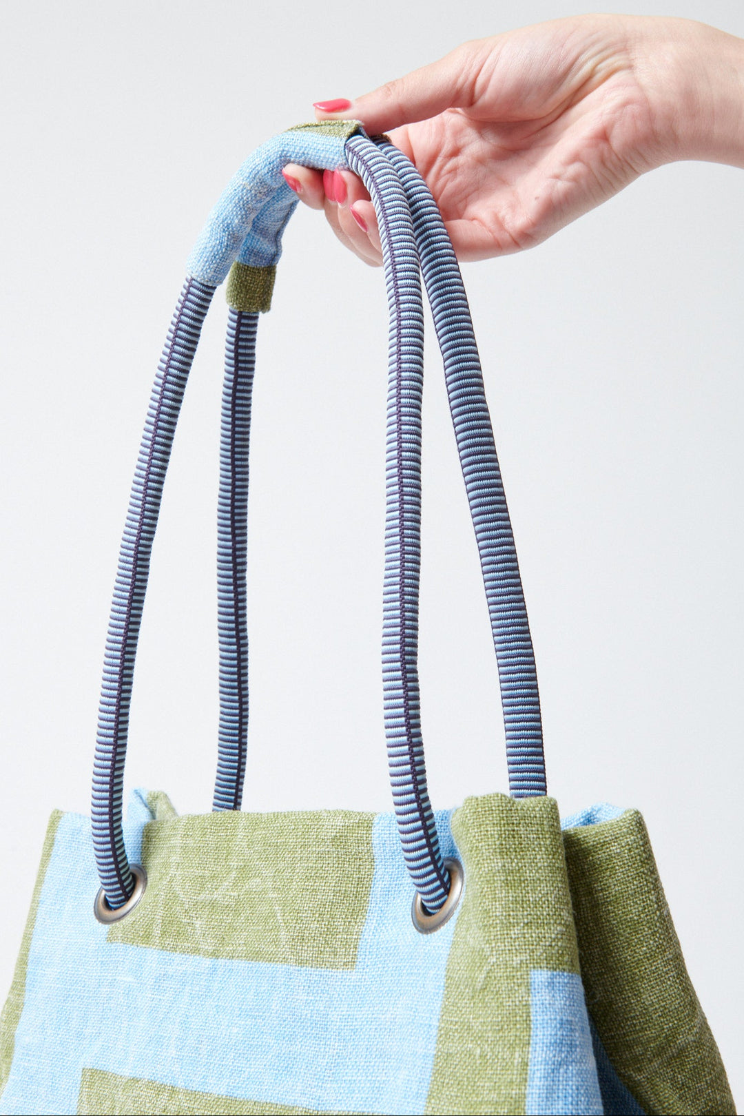 Model holding Épice Beach Bag 43x34x23 cm Sky front/detail view