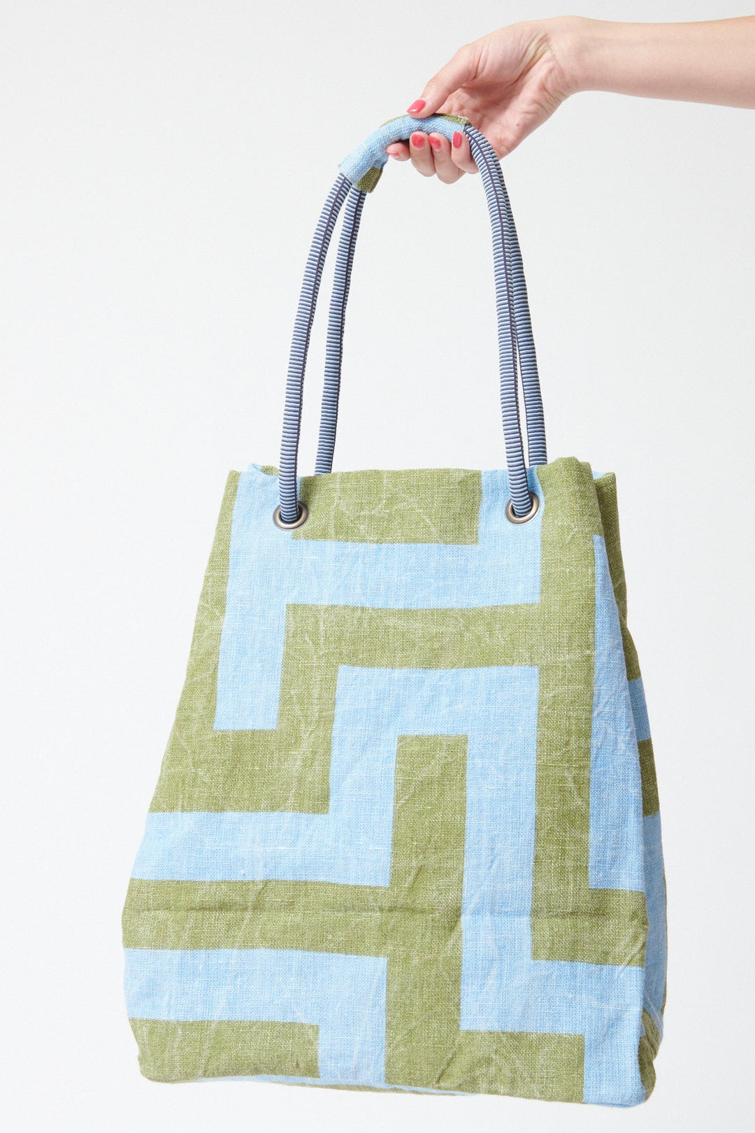 Model holding Épice Beach Bag 43x34x23 cm Sky front view