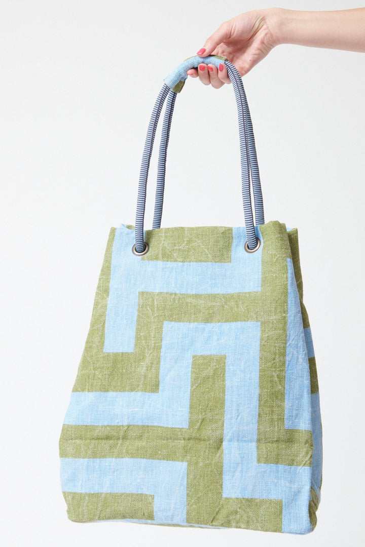 Model holding Épice Beach Bag 43x34x23 cm Sky front view