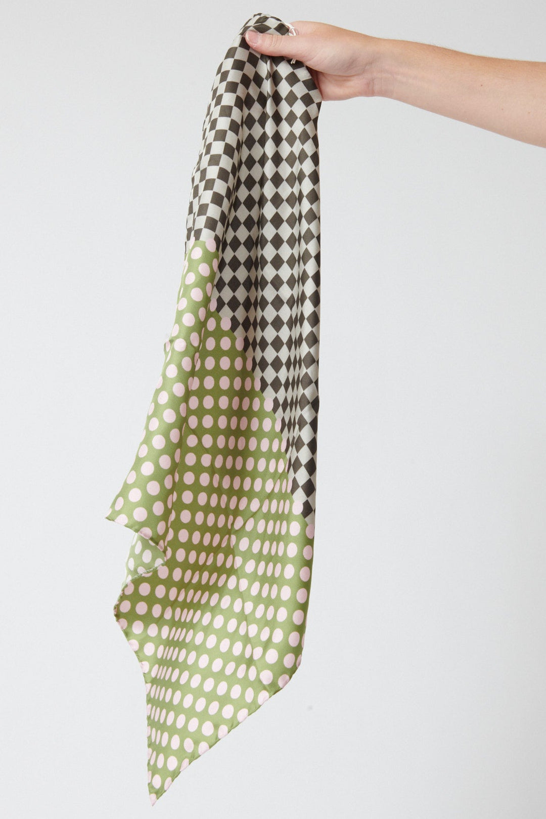 Model wearing Épice Carre Bandana 52x52 cm Olive front view