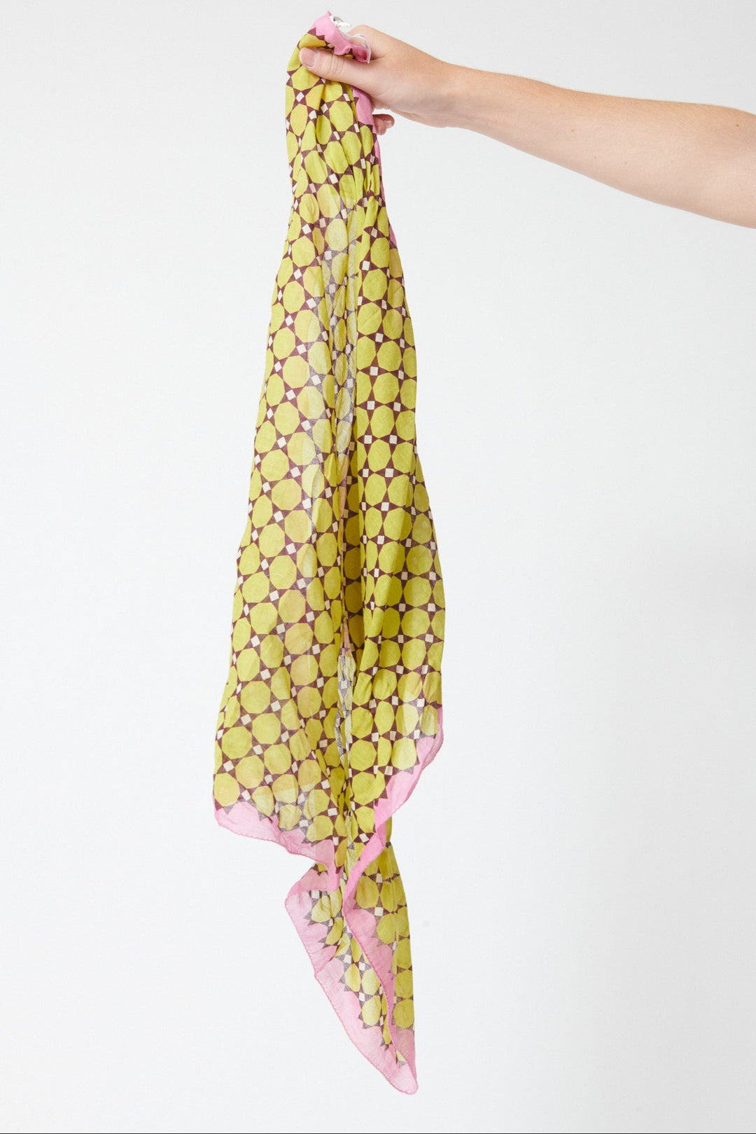 Model holding Épice Carre Bandana 65x65 cm Lime front view