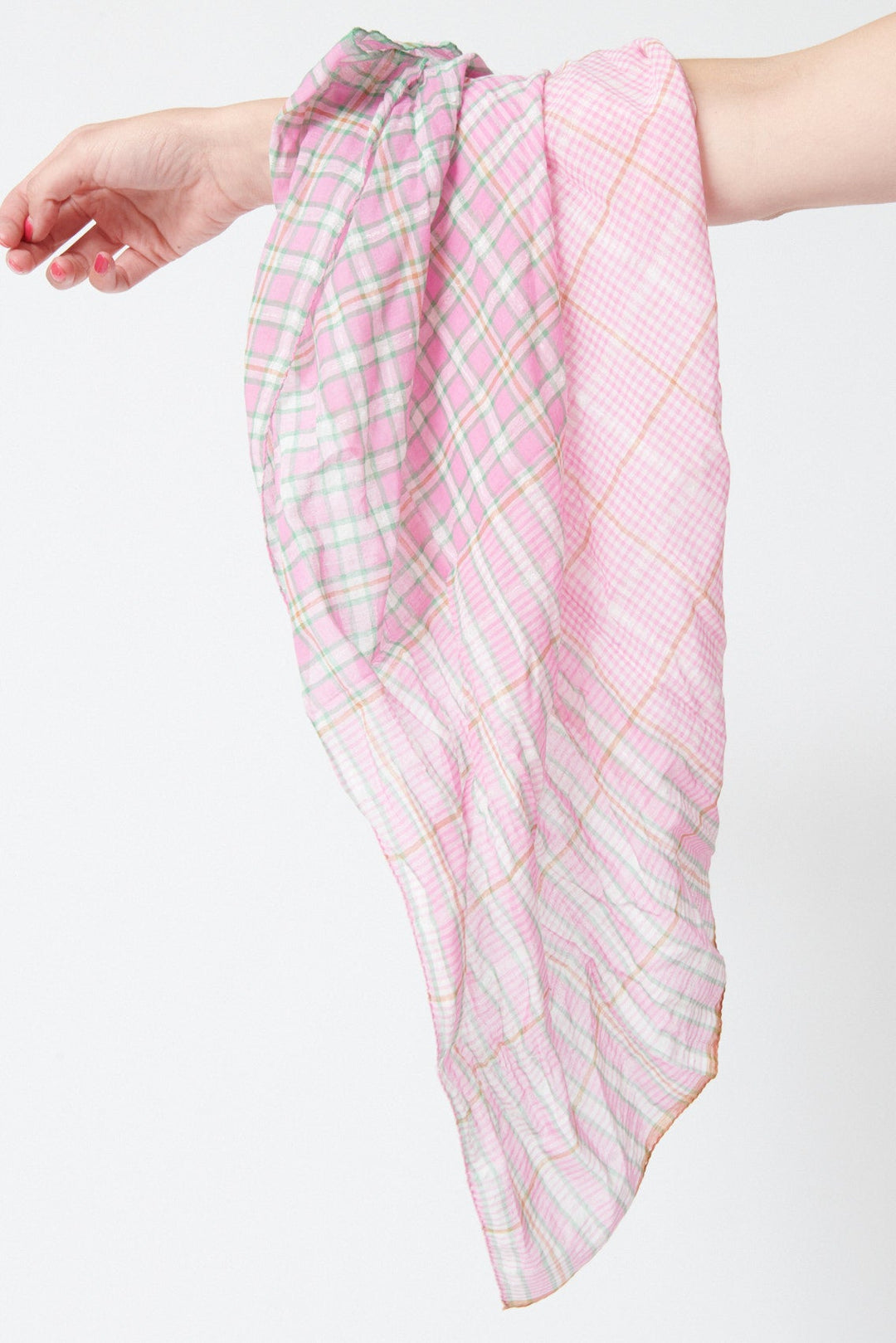 Model holding Épice Carre Bandana 68x68 cm Pink front view