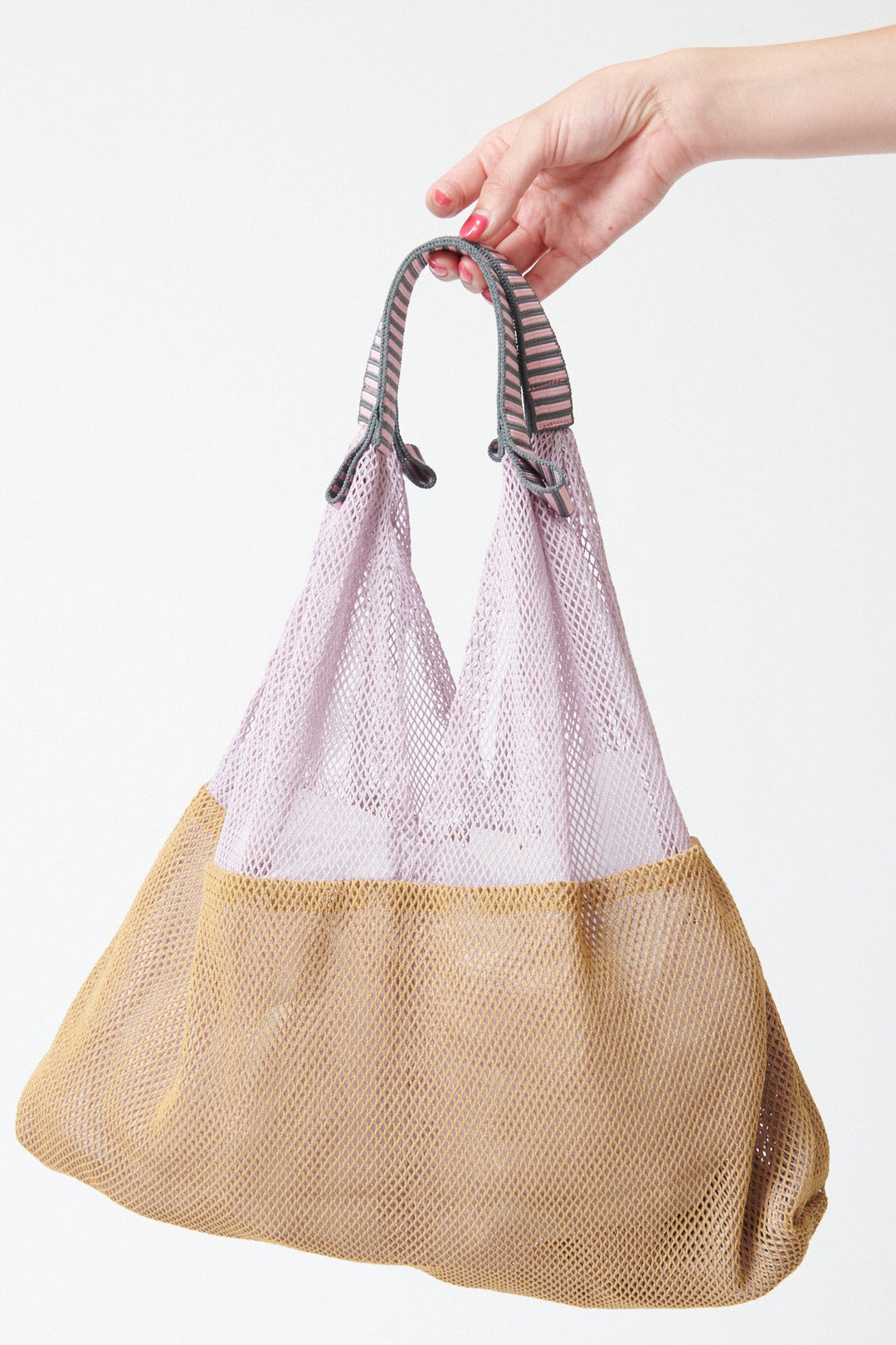 Model holding Épice Epice Bag With Removable Purse 38x38x10 cm Lupine front view