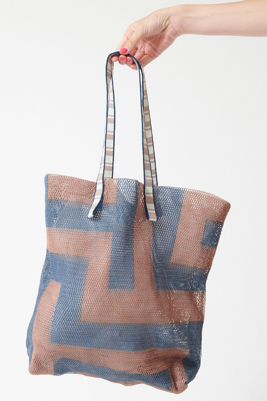 Model holding Épice Kanpur Bag With Removable Purse 36x29x10 cm Cocoa front view