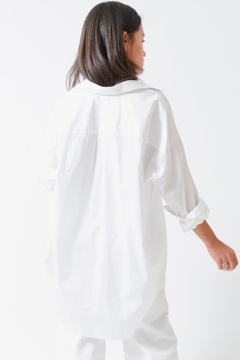 Amanda wearing Frank & Eileen Mackenzie One Size Button Up Shirt White Superluxe rear view