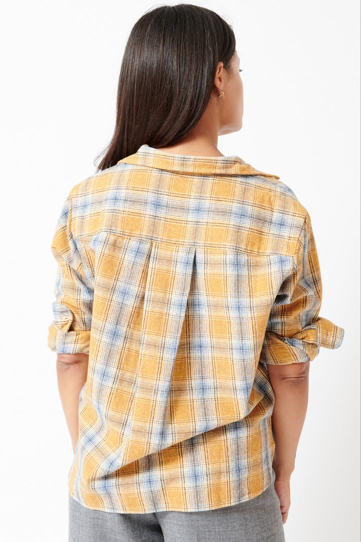 Model wearing Frank & Eileen Silvio Untuckable Button Up Shirt rear view
