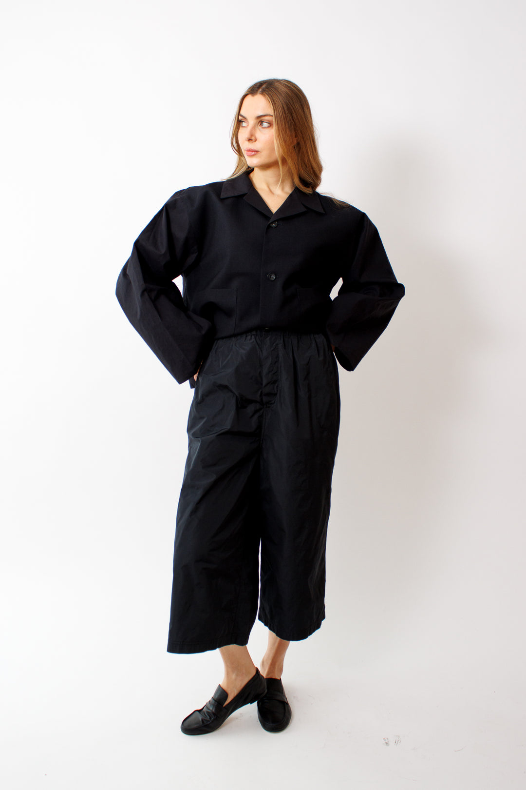 Mari wearing Sofie D'Hoore Ponce Relaxed Wide Pant front view