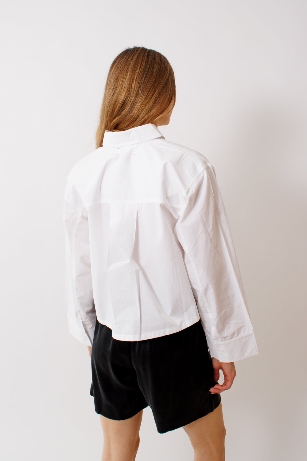 Mari wearing Xirena Jessie Shirt rear view 