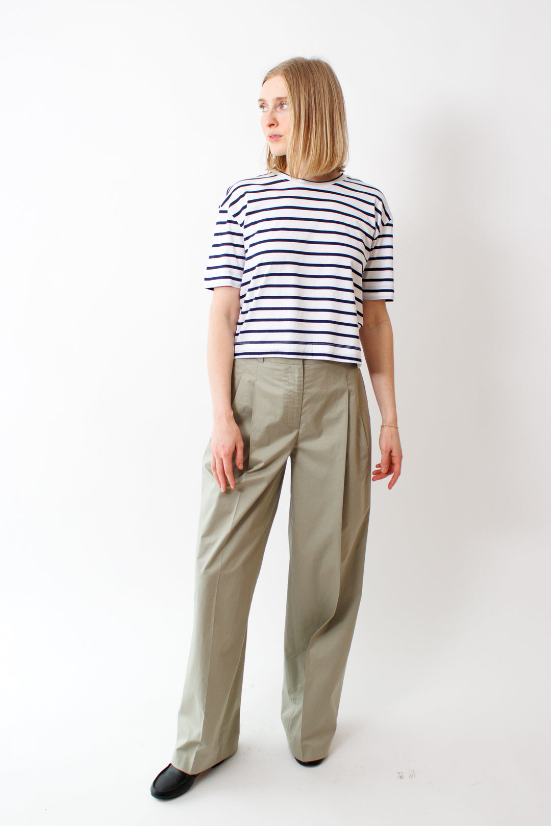 Madi wearing Peserico Stretch Cotton Satin Sail Touch Pant front view