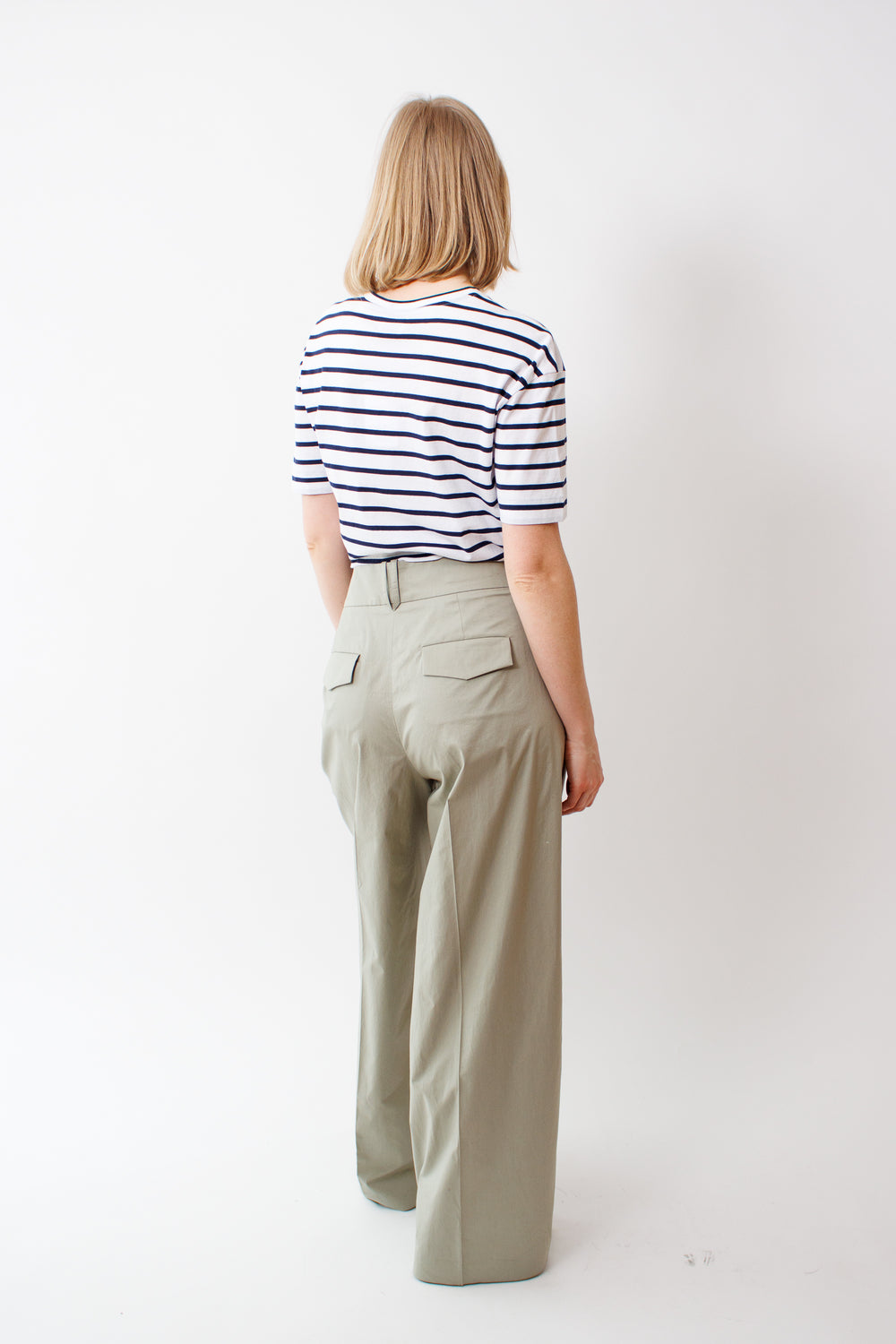 Madi wearing Peserico Stretch Cotton Satin Sail Touch Pant rear view