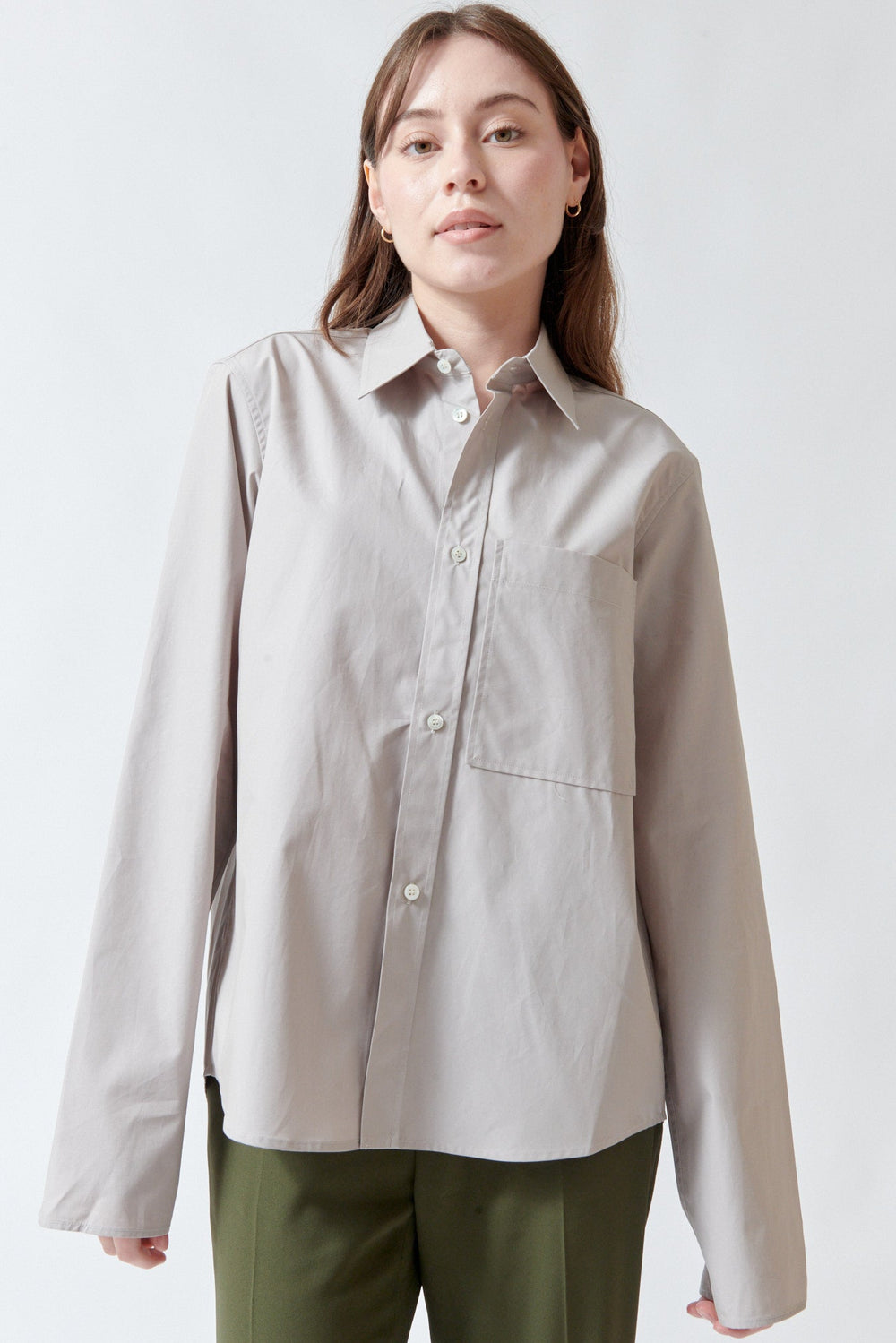 Angela wearing Sofie D'Hoore Belone Breastpocket Button Down Shirt front view