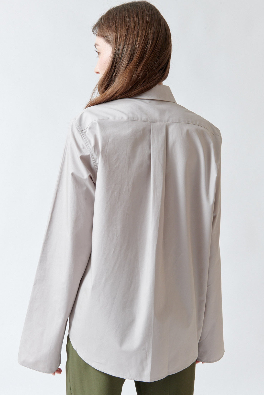 Angela wearing Sofie D'Hoore Belone Breastpocket Button Down Shirt rear view