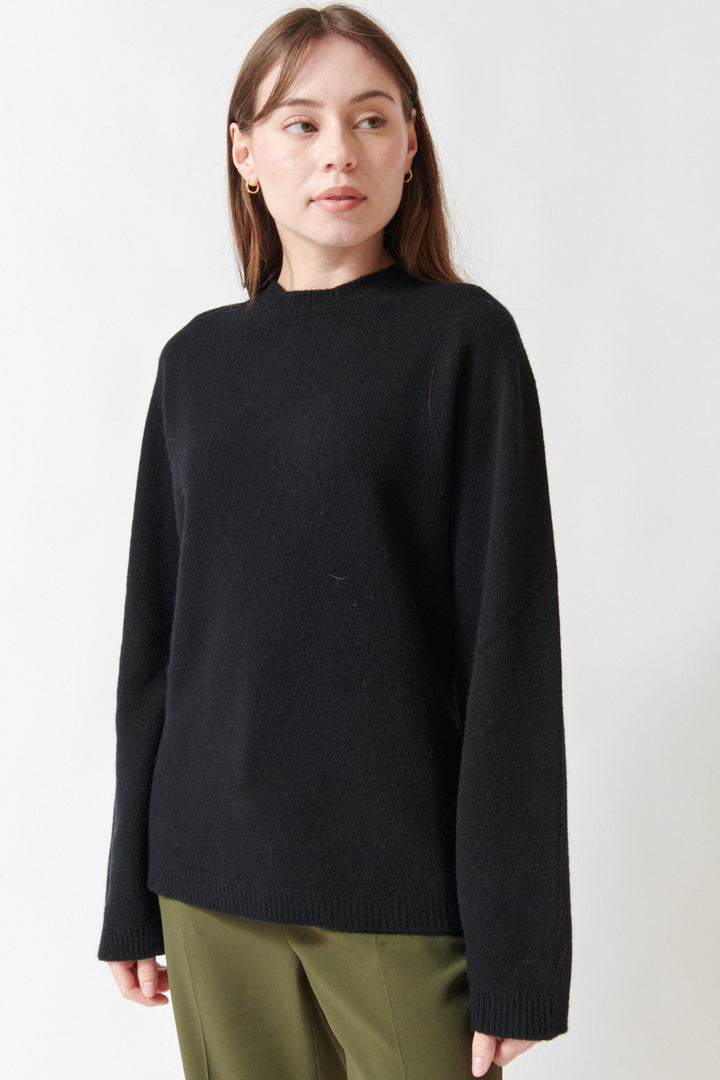 Angela WEARING Sofie D'Hoore Monroe Long Sleeve Seamless C Neck Pullover FRONT VIEW