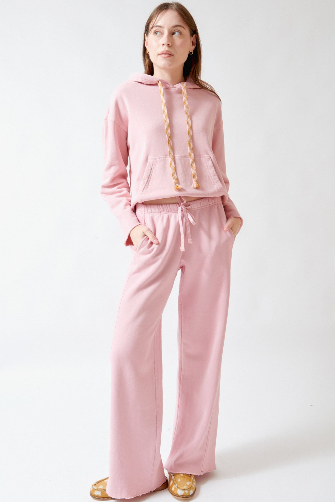 Angela wearing Xirena Renzo Sweatpant Pink Dust front view