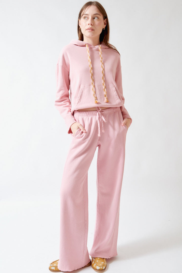 Angela wearing Xirena Renzo Sweatpant Pink Dust front view