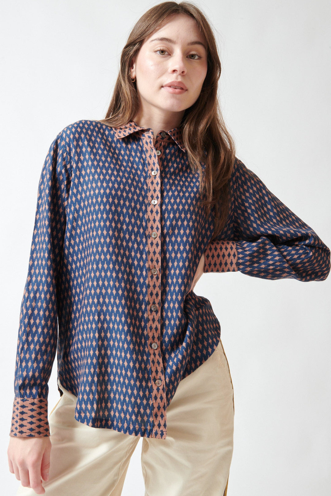 Angela wearing Xirena Beau Shirt front view