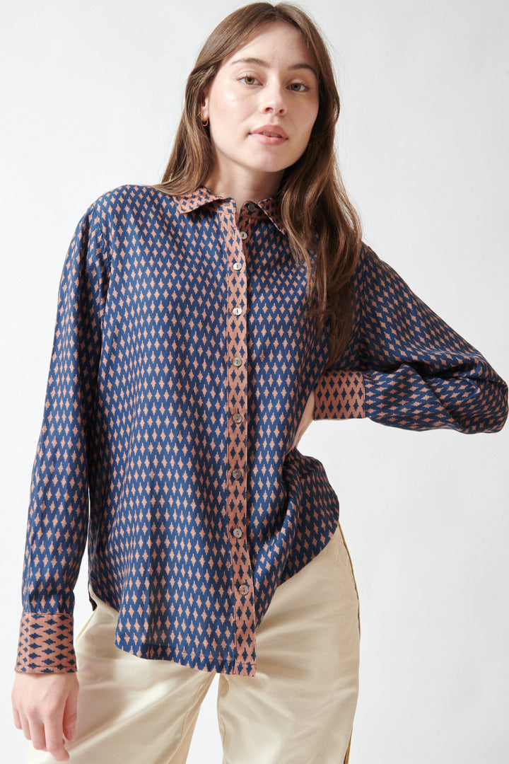 Angela wearing Xirena Beau Shirt front view