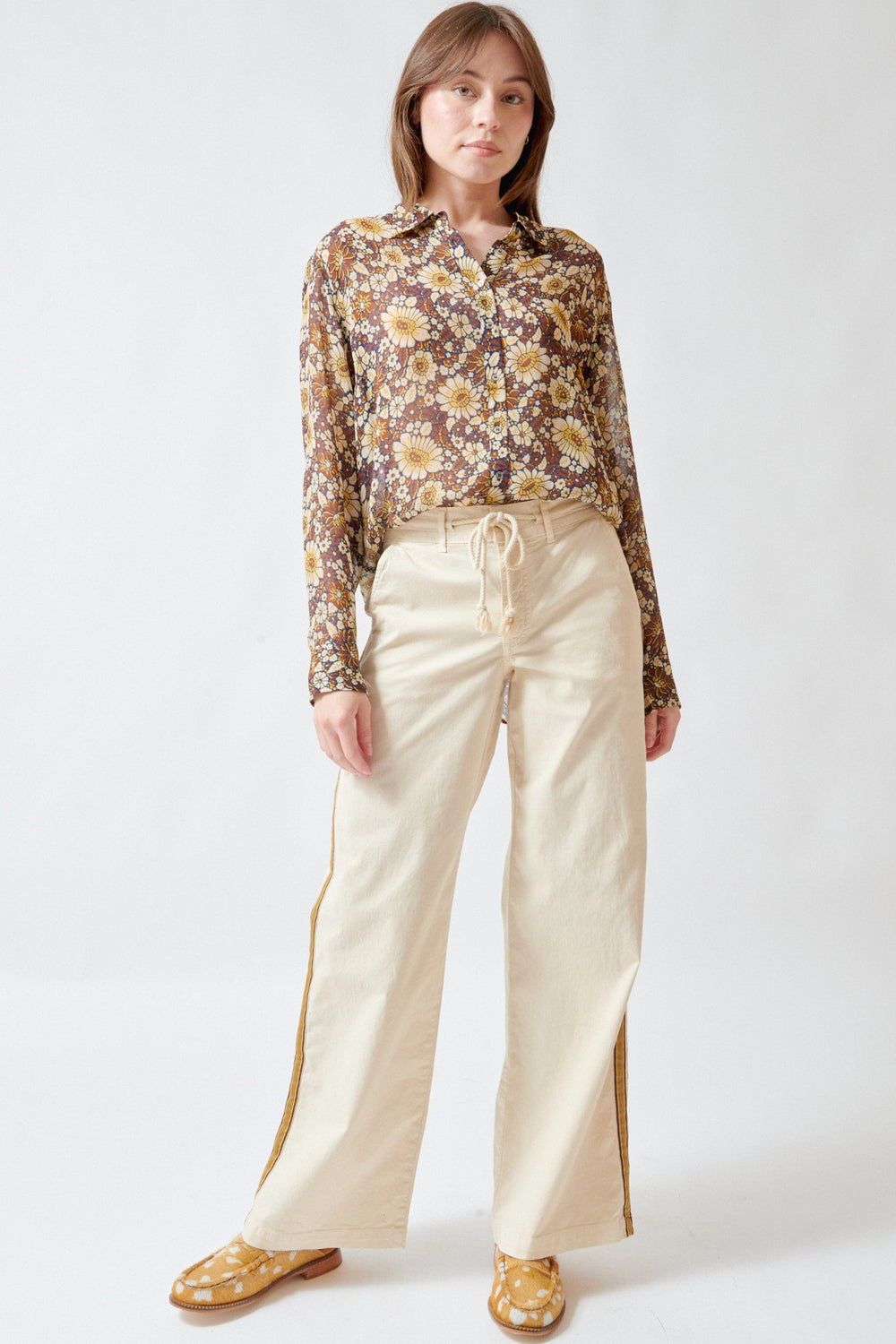 Angela wearing Xirena Bradshaw Pant front view