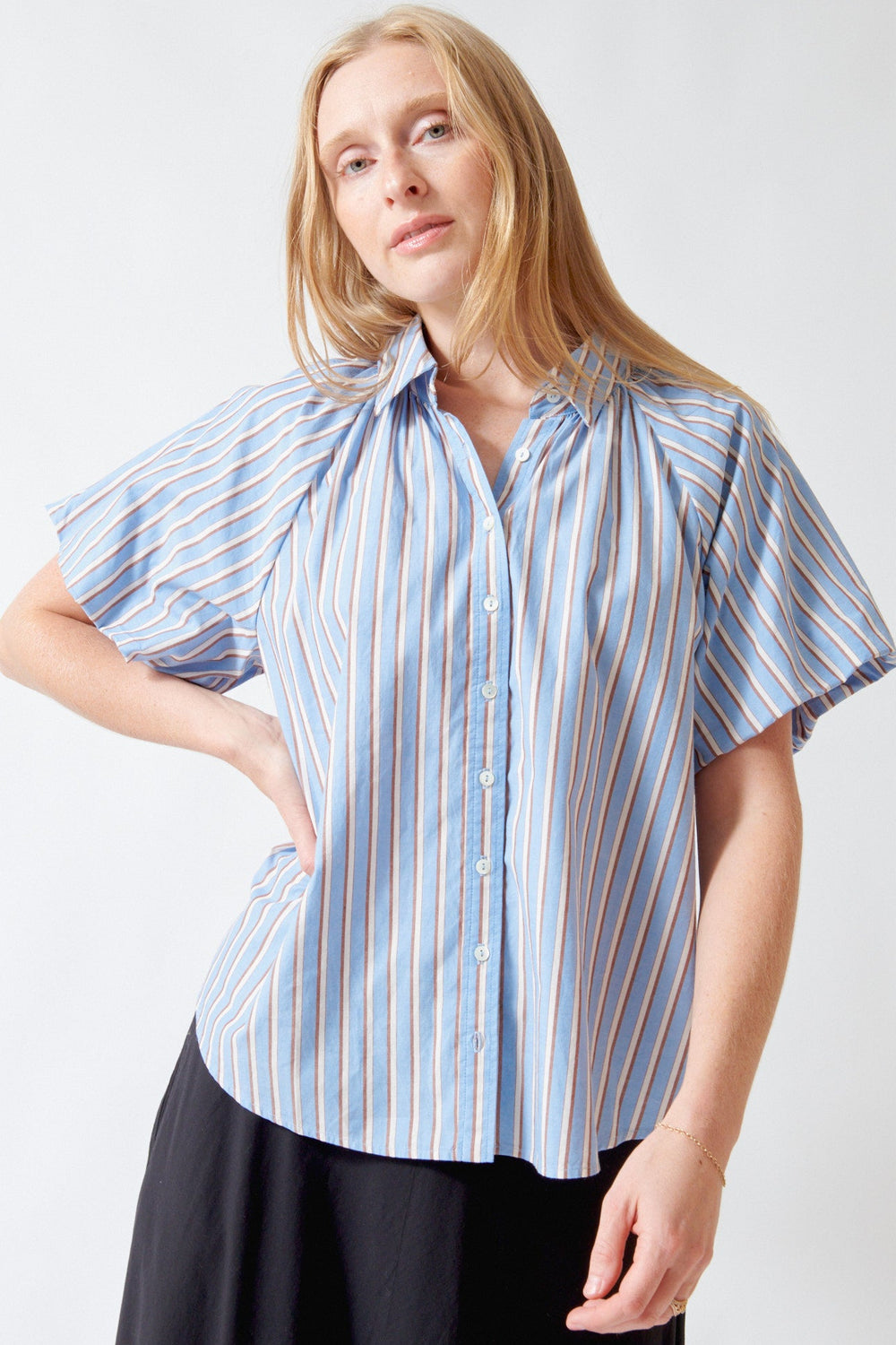 Madi wearing Xirena Lyla Shirt front view