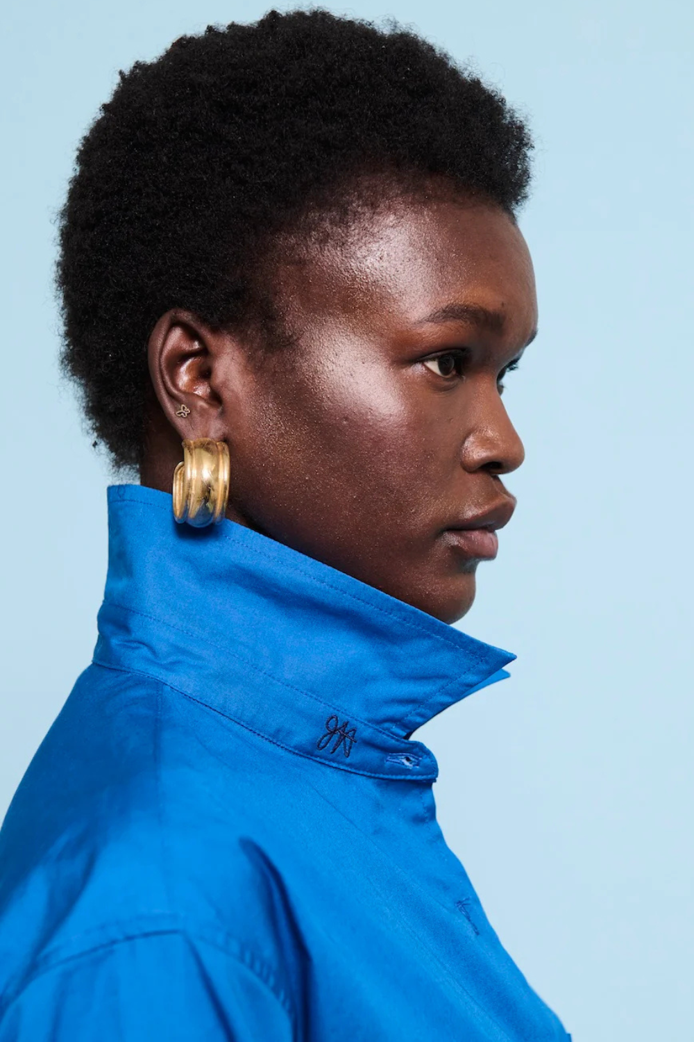 Model wearing Jamie Haller The Logo Weekend Shirt in Royal Blue collar/detail view