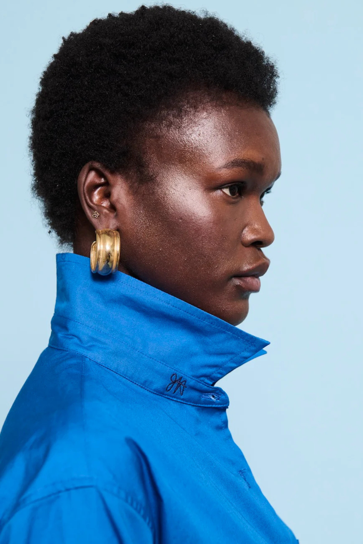Model wearing Jamie Haller The Logo Weekend Shirt in Royal Blue collar/detail view