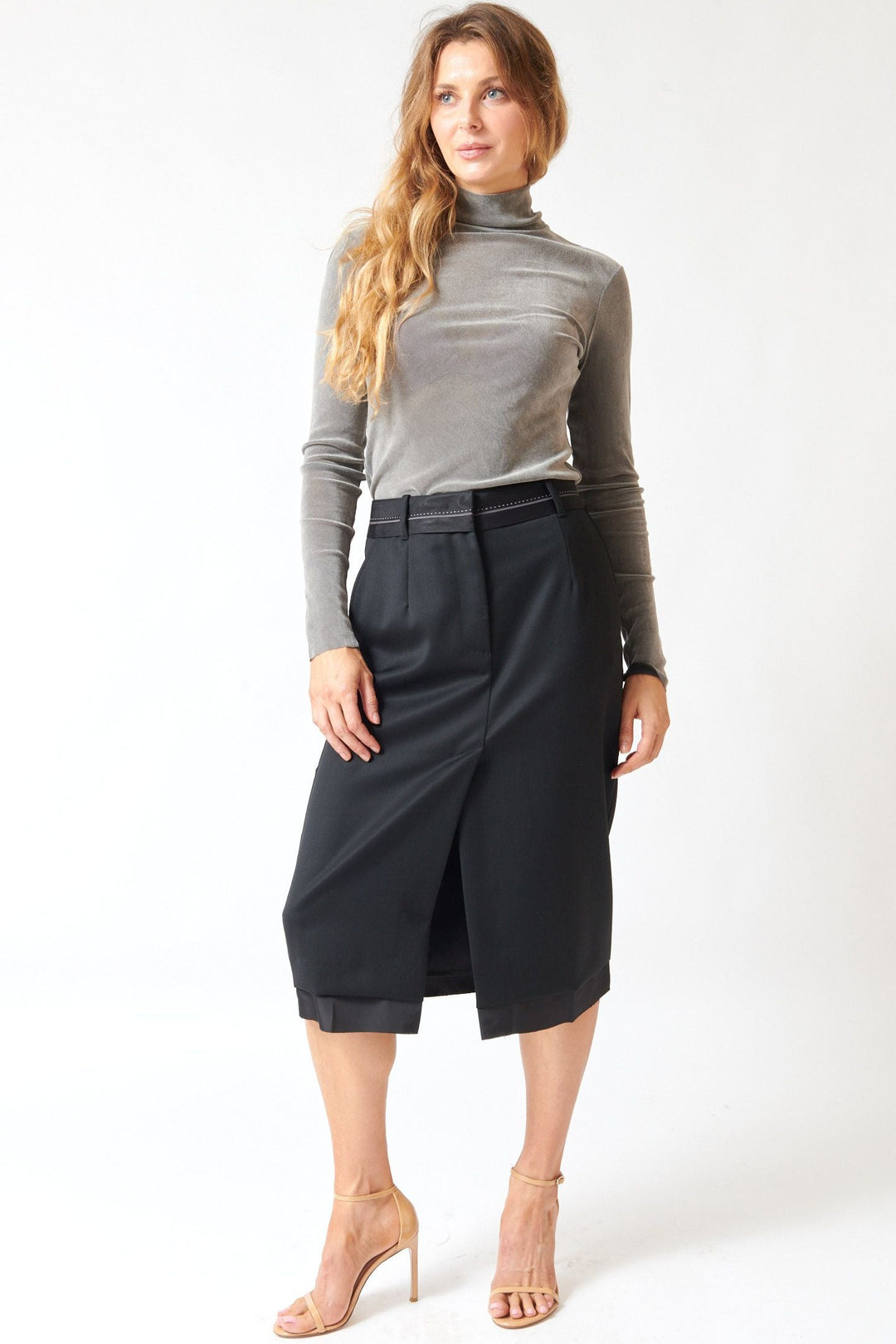 Mari wearing Tela Brianna Skirt black front view