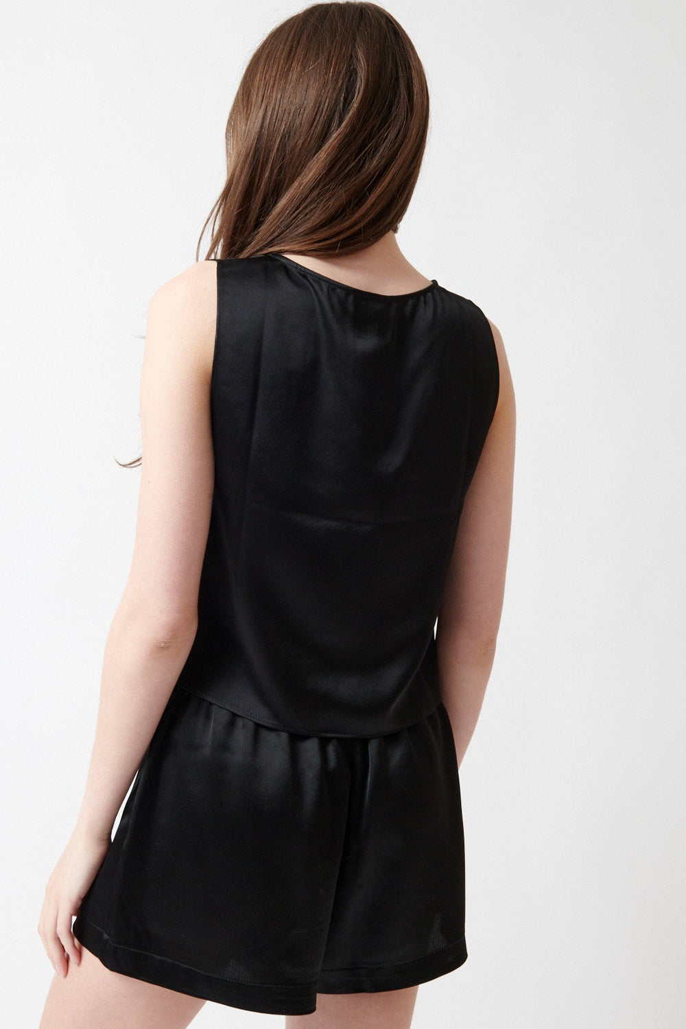 Angela wearing LESET Barb V Neck Shell rear view