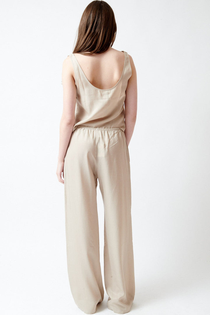 Angela wearing LESET Kim Pocket Pant rear view