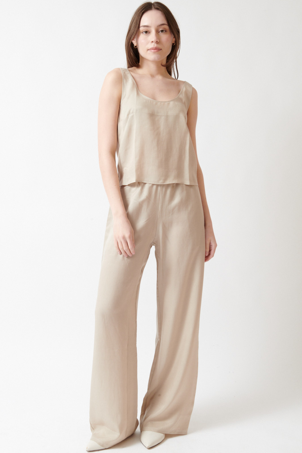 Angela wearing LESET Kim Pocket Pant front view
