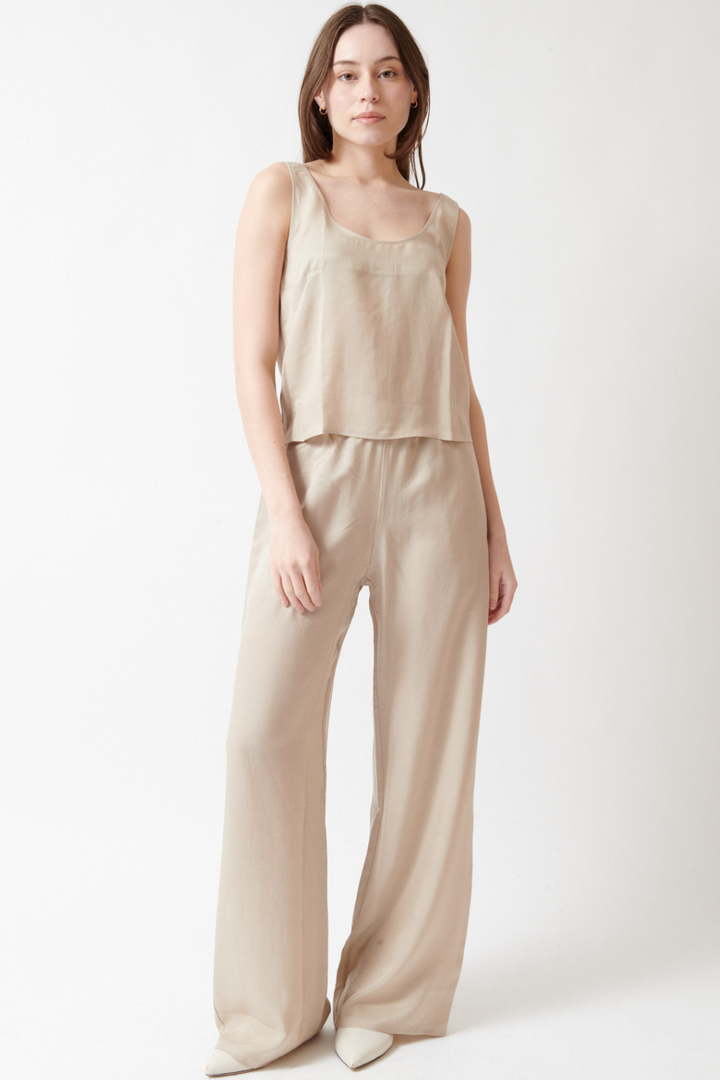 Angela wearing LESET Kim Pocket Pant front view