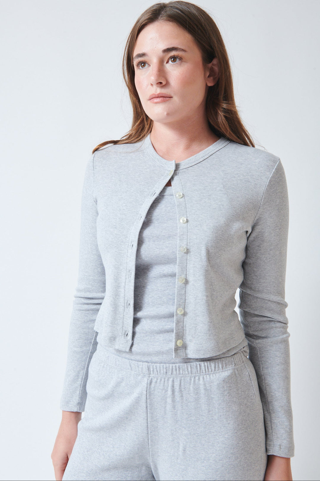 Julia wearing LESET Nando Cardigan Tee Light Grey Melange front view