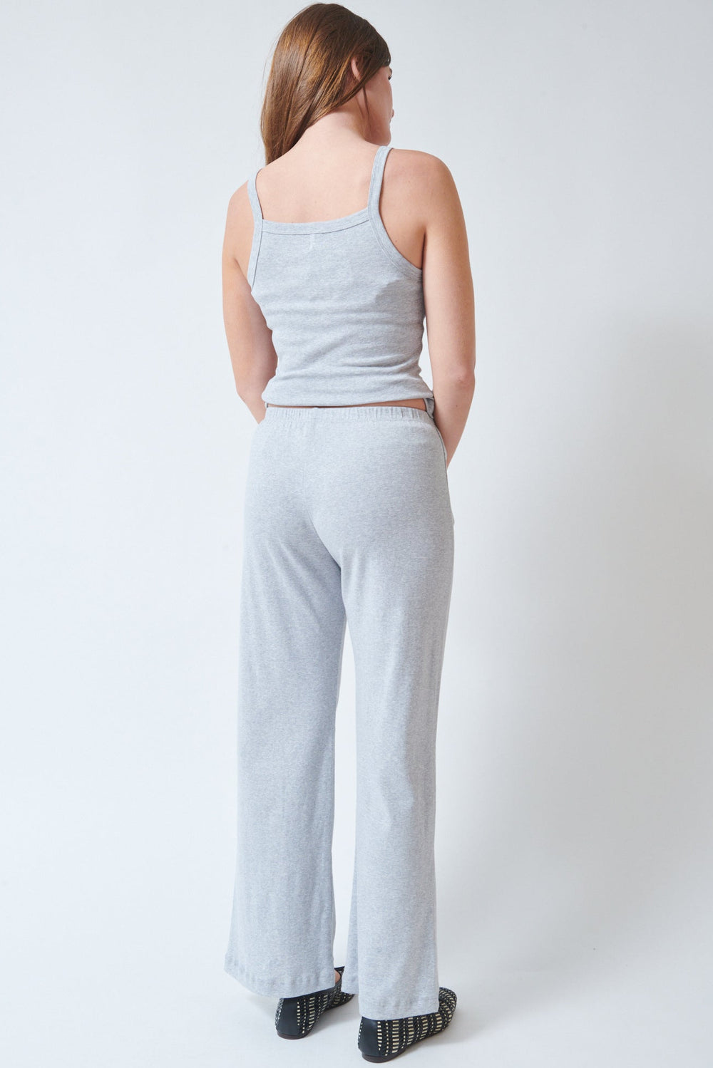 Julia wearing LESET Nando Lounge Pant Light Grey Melange rear view