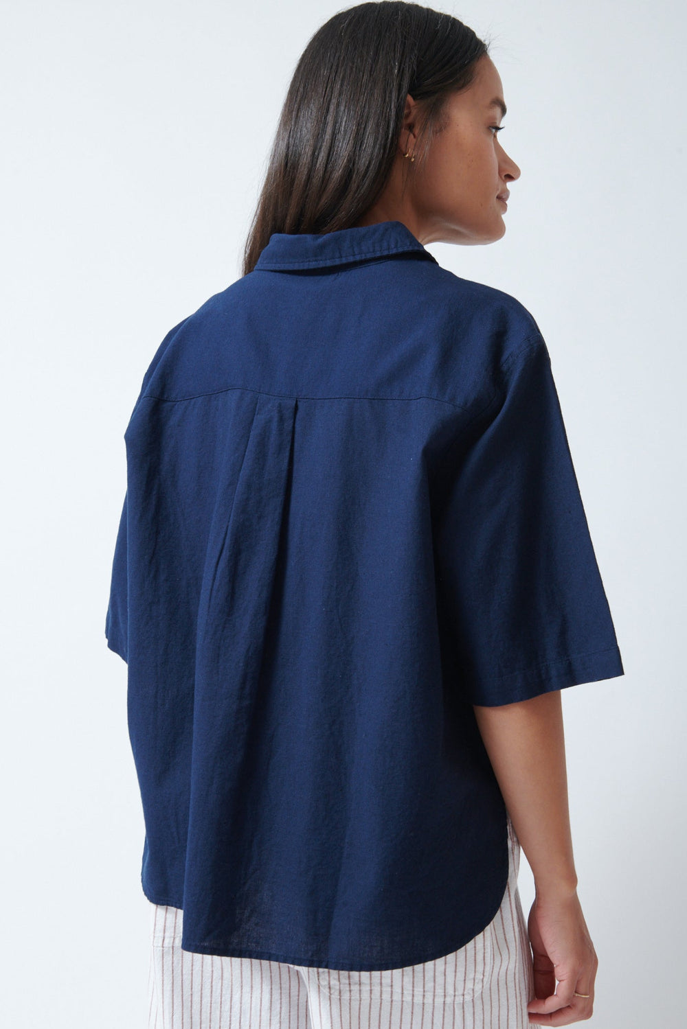 Amanda wearing Lilla P Linen Blend Boyfriend Button Down Navy rear view