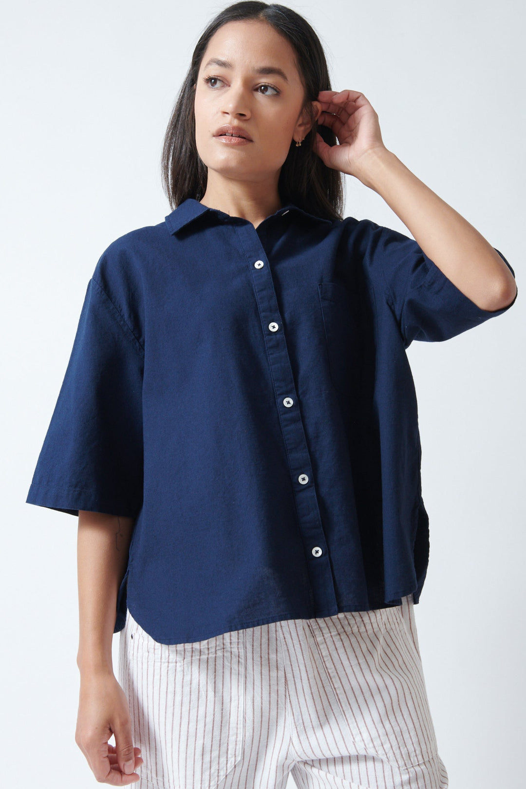 Amanda wearing Lilla P Linen Blend Boyfriend Button Down Navy front view