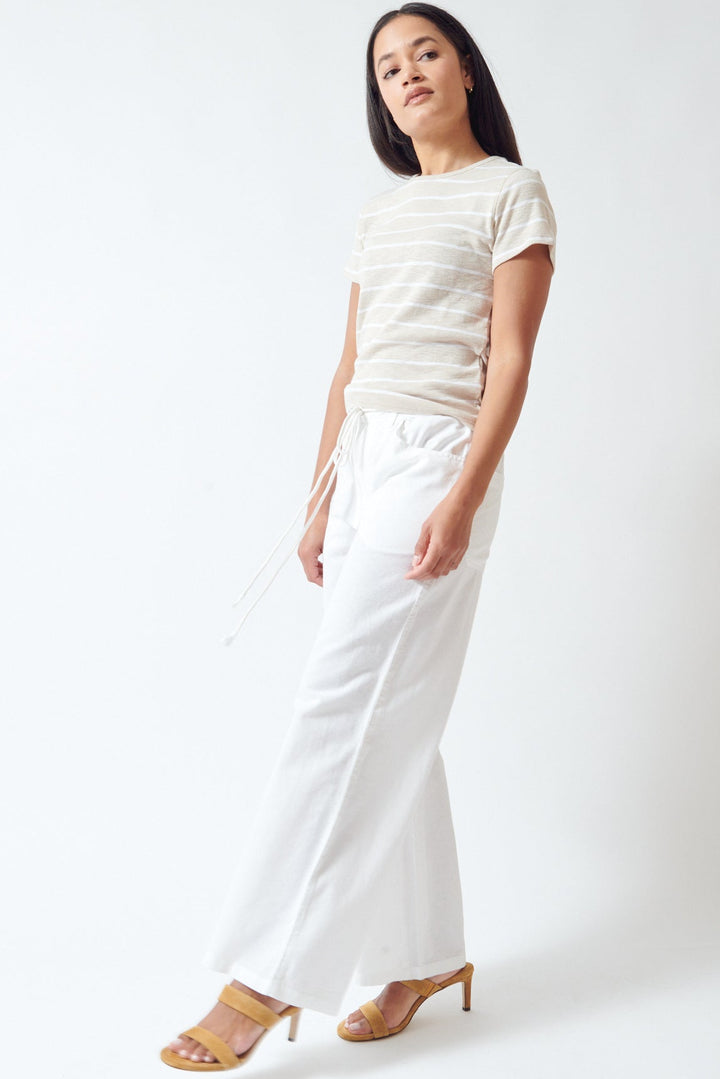 Amanda wearing Lilla P Linen Blend Straight Leg Pant side view