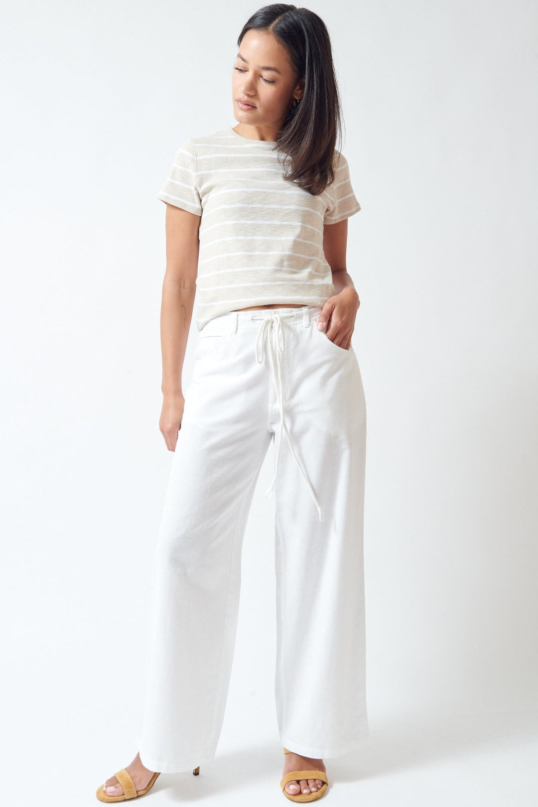Amanda wearing Lilla P Linen Blend Straight Leg Pant front view