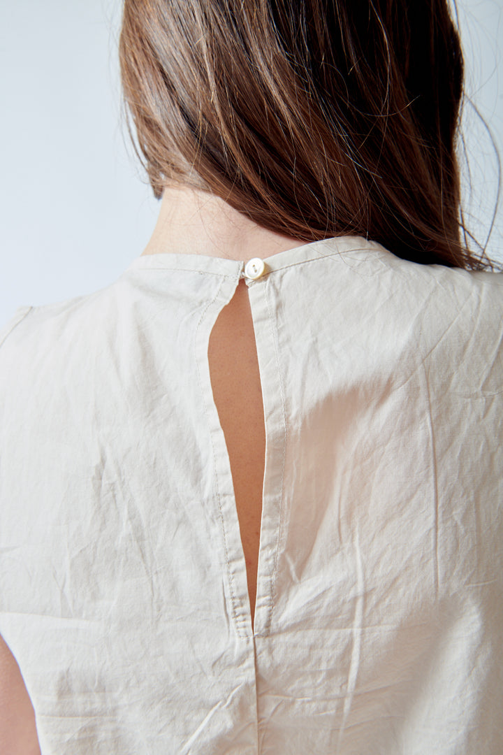 Angela wearing Lilla P Poplin Shell Bamboo rear/detail view