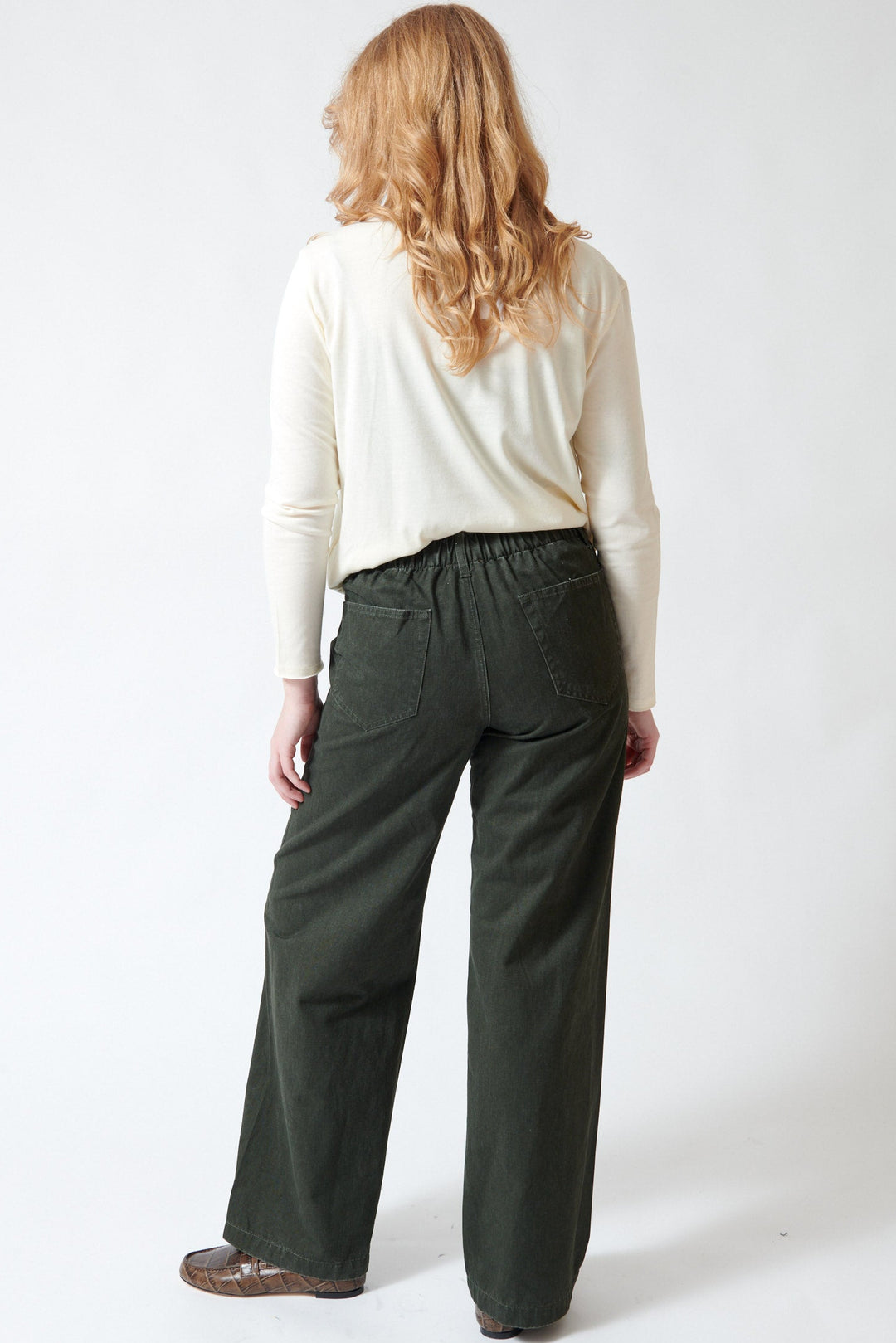 Waverly wearing Lilla P Washed Twill Pant rear view