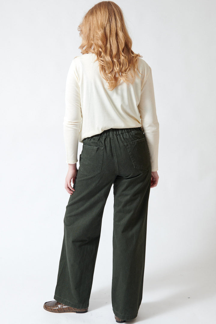 Waverly wearing Lilla P Washed Twill Pant rear view
