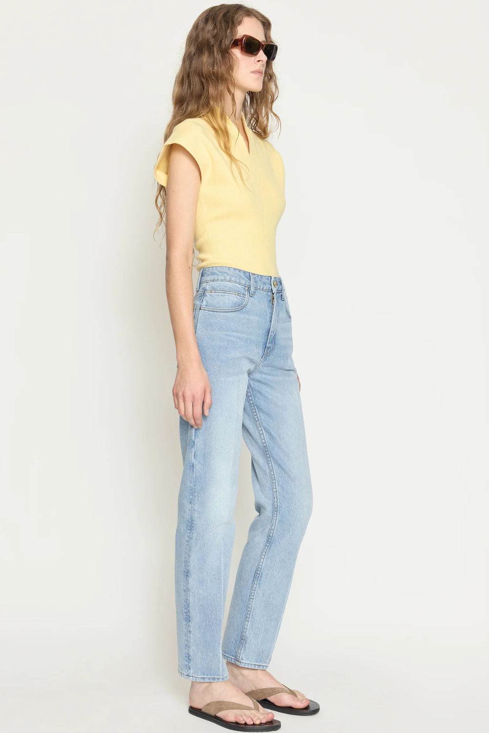 Model wearing OSSOU Noon Jean Salt W Crease fron/side view