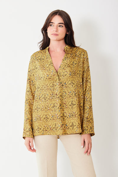 Momoni Atlanta Blouse, modeled from the front