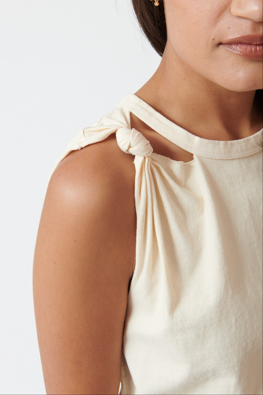 Amanda wearing Mother Denim The Knotted Strong And Silent detail/shoulder view