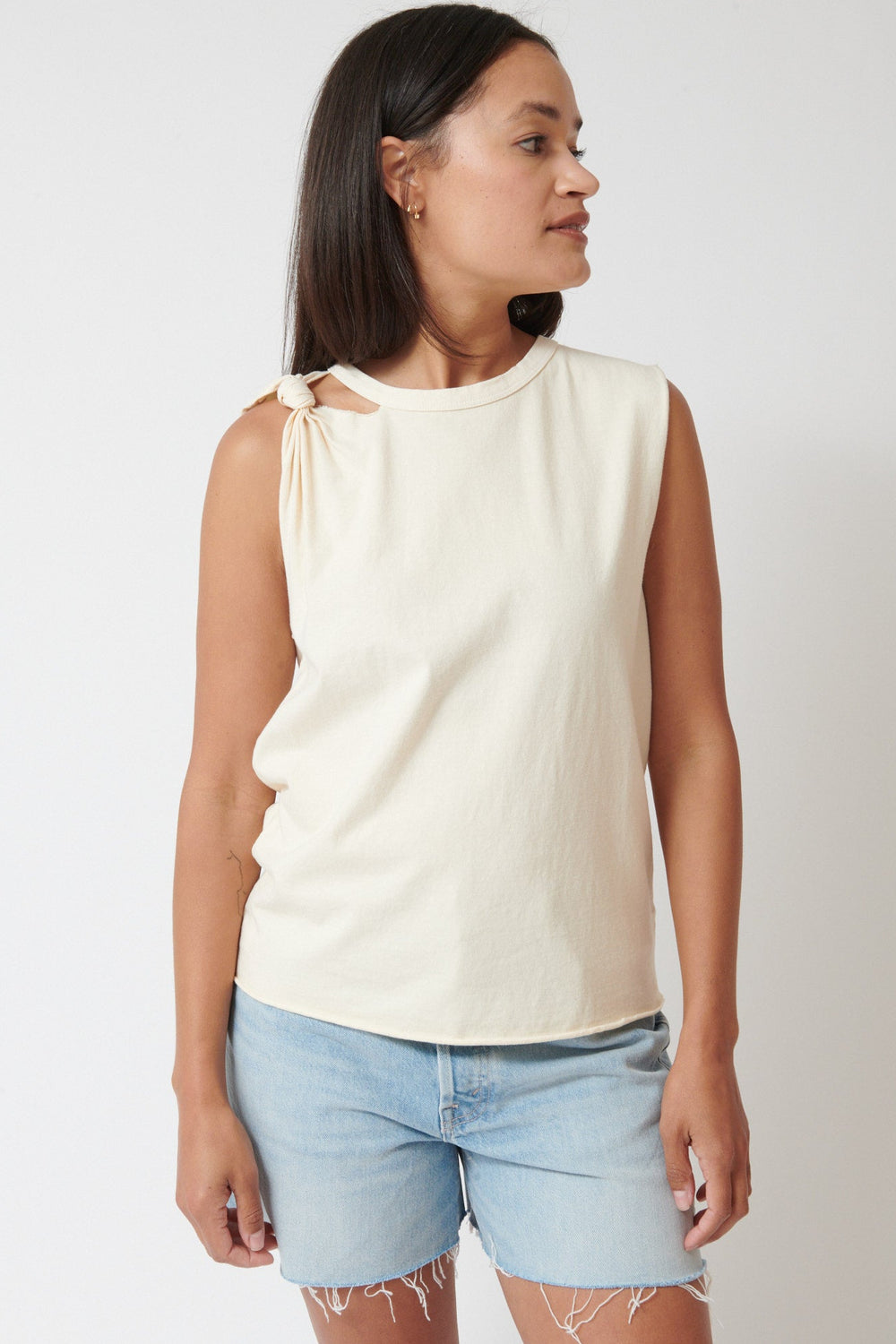 Amanda wearing Mother Denim The Knotted Strong And Silent front view