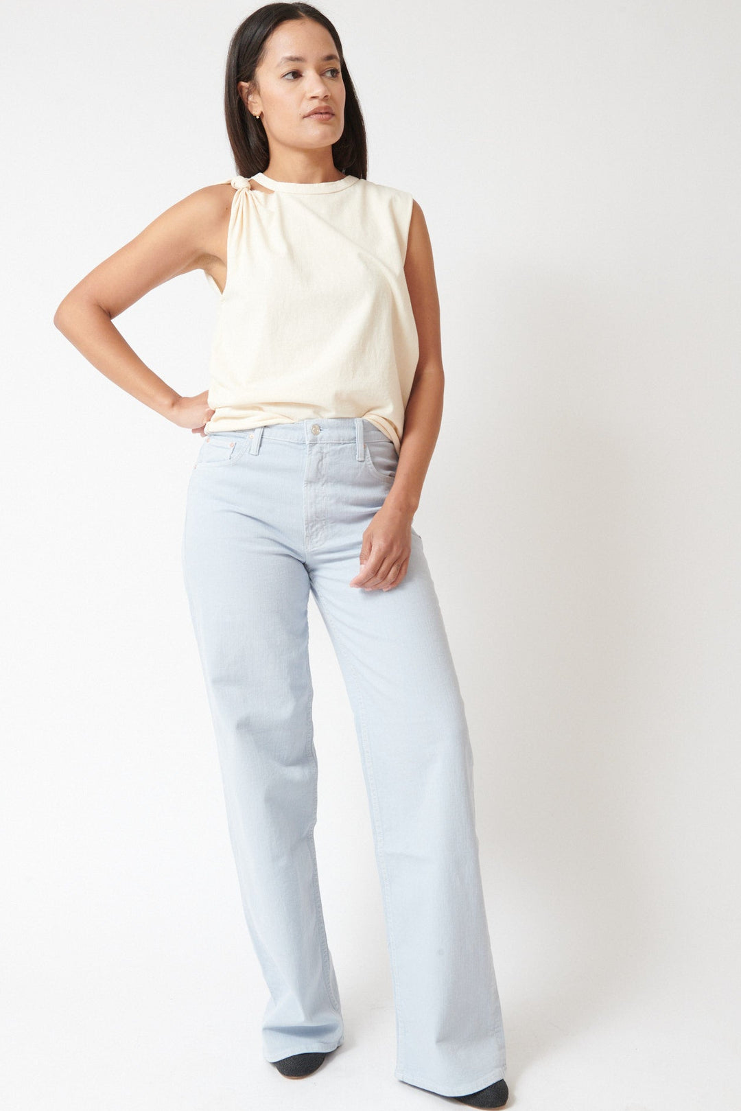 Amanda wearing Mother Denim The Rerun Zip Sneak front view