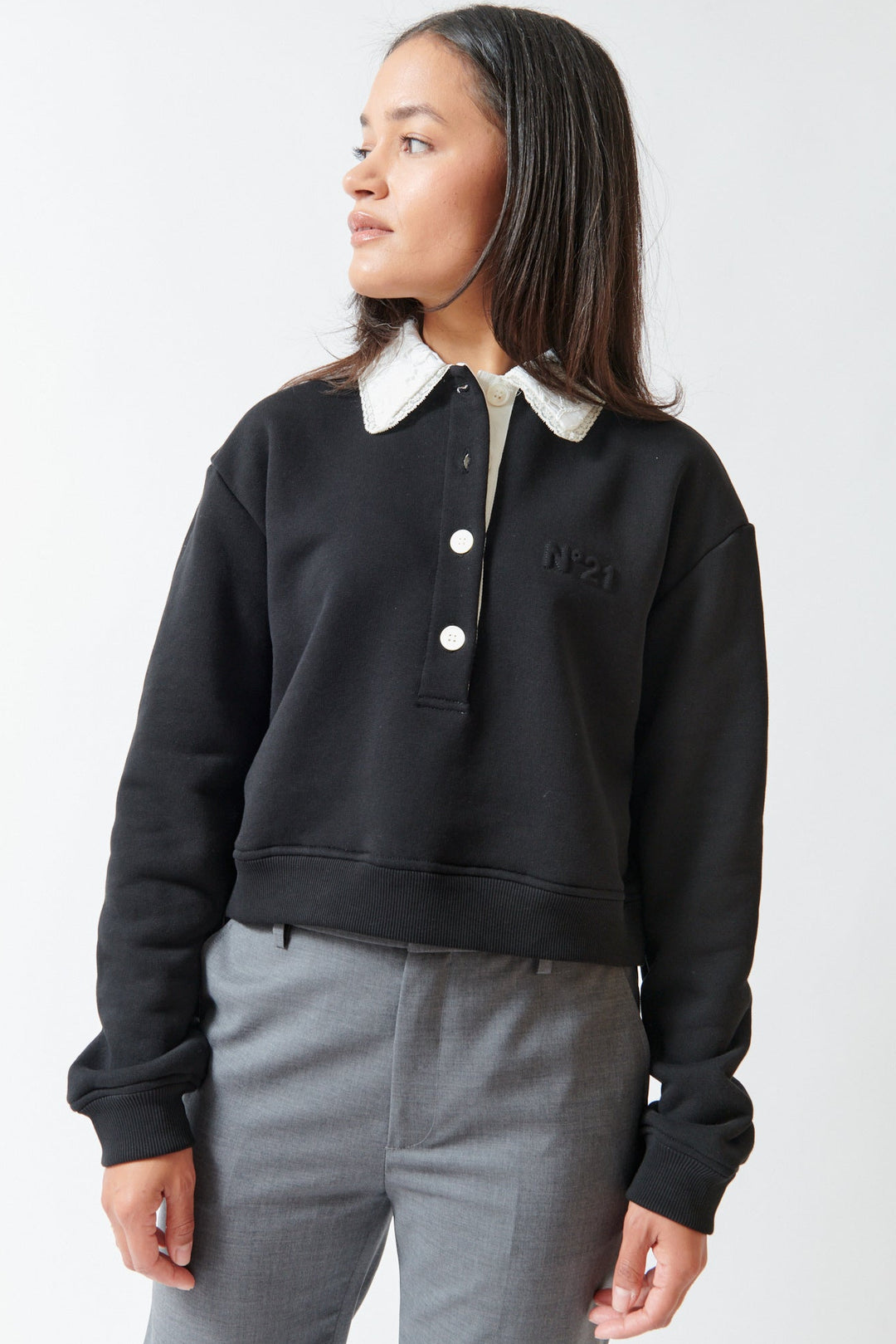 Amanda wearing N°21 Cropped Soubrette Sweatshirt front view