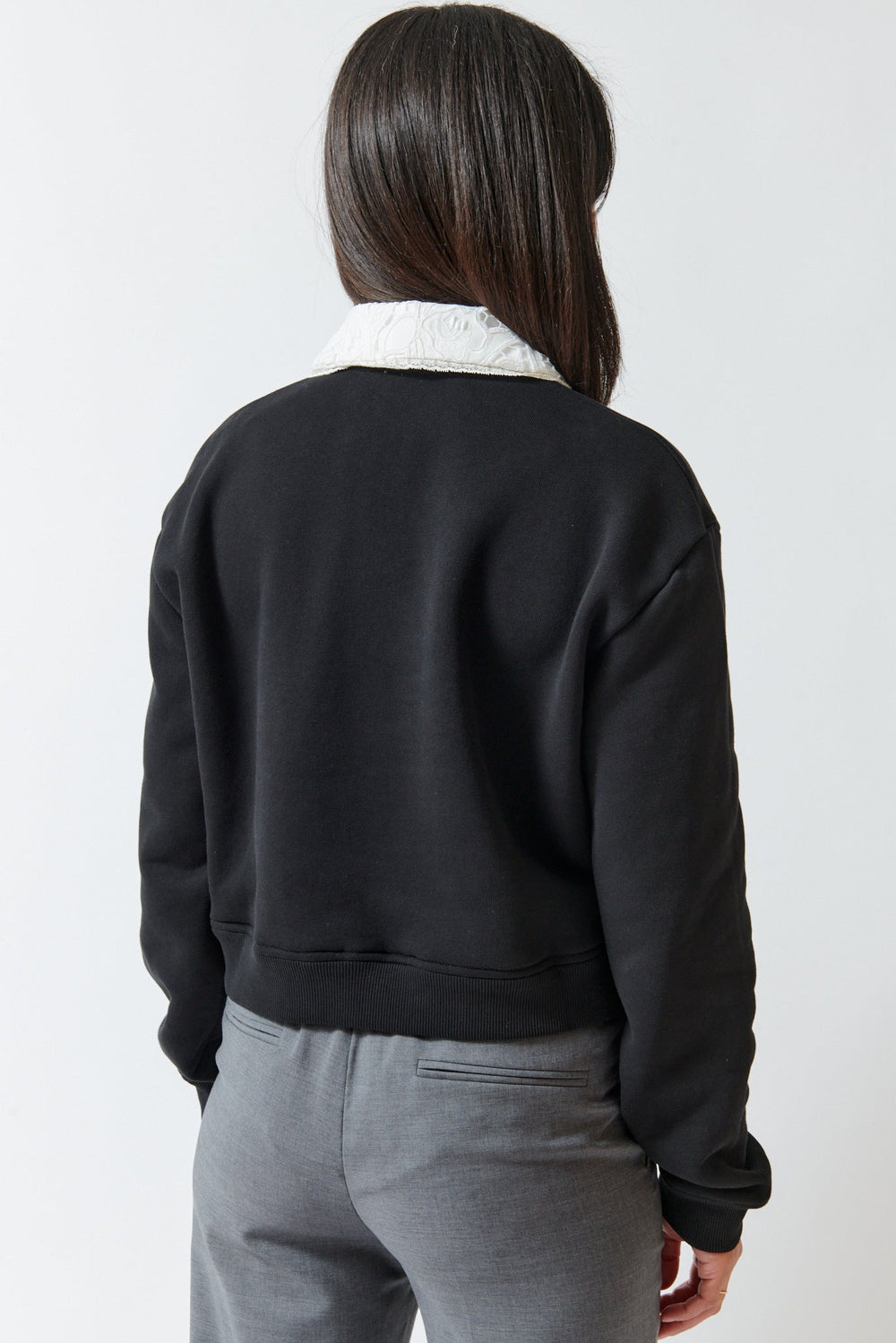 Amanda wearing N°21 Cropped Soubrette Sweatshirt rear view